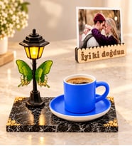 Kişiye Özel Fotoğraflı Sokak Lambalı Mavi Kahve Fincanı İyi Ki Doğdun Doğum Günü Hediyesi
