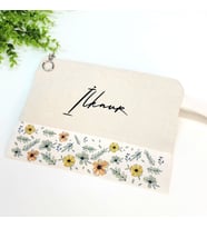 İsme Özel Mavi Yaprak ve Renkli Çiçek Desenli Clutch Çanta