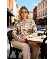 Kadın Büyük Beden Bluz Asimetrik Yaka Düşük Kol Uzun Saten Dokuma Zebra Desenli Regular Boy