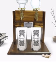 BK Gift Kişiye Özel Renkli Baskılı İsimli İkili Rakı Bardağı ve Çift Musluklu Doğal Ahşap Rakı Standı-25 (Model 1)