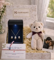Işıklı Kutuda 925 Ayar Gümüş Sedefli Beyaz Manolya Kadın Kolye & Küpe Takı Seti & Kişiye Özel Polaroid Fotoğraf & Peluş Ayıcık Anahtarlık & Marteniçka Bileklik Hediyeli