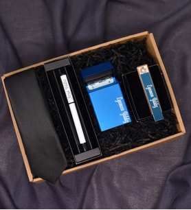 Kişiye Özel USB Şarjlı Mavi Elektronik Çakmak& Mavi Renkli Metal Sigara Kutusu& Beyaz Roller Kalem& Siyah Kravat Hediye Seti