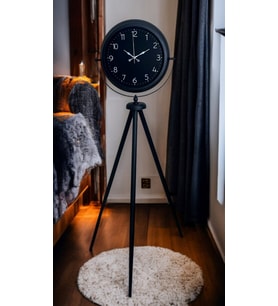 Sade Siyah Tripod Ayaklı Saat (Standart)