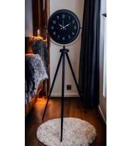 Sade Siyah Tripod Ayaklı Saat (Standart)