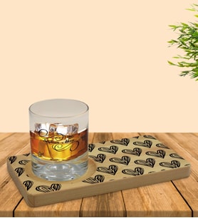 BK Gift Kişiye Özel Kalpler Tasarımlı Doğal Ahşap Tabaklı Viski Bardağı Sunum Seti Model 1