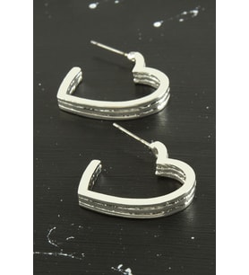 Trend Kalp Model Metal Küpe – Şıklığınıza Romantik ve Modern Bir Dokunuş!