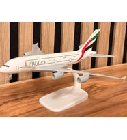 Emirates A6-EEJ Metal Maket Uçak – 24 cm Ofis Dekorasyonu & Koleksiyonluk Model Uçak (Tekerlekleri