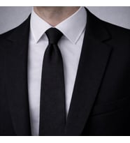 Unisex İnce Dokulu Siyah Kravat – Minimal & Modern Stil