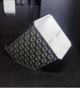 Desenli 3 Bölmeli Yatay Kalemlik  Siyah ve Beyaz  9X10X11 cm  Kalem Kutusu  Kalemlik  Organizer  3D Baskı Yüksek Kalite Pla Malzeme (Beyaz-Siyah)