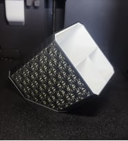 Desenli 3 Bölmeli Yatay Kalemlik  Siyah ve Beyaz  9X10X11 cm  Kalem Kutusu  Kalemlik  Organizer  3D Baskı Yüksek Kalite Pla Malzeme (Beyaz-Siyah)
