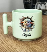 Kişiye Özel 3D Efektli Tatlı Kuzucuk Hediye Pastel T Kupa İsimli İsim Yazılı (Yeşil)