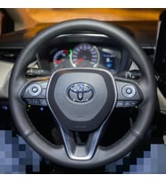 DİKİŞLİ DİREKSİYON KILIFI SOFT DÜZ YÜZEYLİ DERİ İKİ PARCA SİYAH DİKİŞLİ TOYOTA 2019 SONRASİ İÇİN