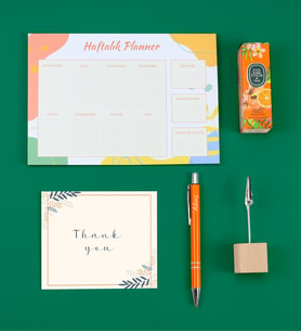 Kişiye Özel Gümüş Renk Detaylı Turuncu Tükenmez Kalem & Eyüp Sabri Tuncer Mini Kolonya & Masa Üstü Ahşap Not Tutucu & Haftalık Planner Hediye Seti