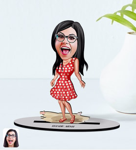 BK Gift Kişiye Özel Tatilci Kadın Karikatürlü Ahşap Biblo Model 4
