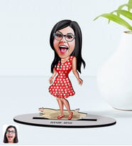 BK Gift Kişiye Özel Tatilci Kadın Karikatürlü Ahşap Biblo Model 4