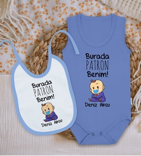 BK Kids Kişiye Özel Burada Patron Benim Tasarımlı Mavi %100 Pamuklu Askılı Sıfır Kol Bebek Body Zıbın ve Mama Önlüğü Hediye Seti