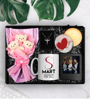 8 Mart Dünya Kadınlar Gününe Özel Üçlü Peluş Buket & Tasarım Kupa & Melek Kolye & Tasarım Mum & Çerçeve Hediye Seti