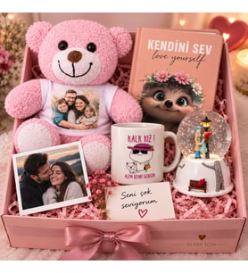 Sevgiliye Kişiye Özel Hediye Kutusu Fotoğraflı Pembe Peluş Ayıcık Kupa Kar Küresi Defter ve Fotoğraf Seti