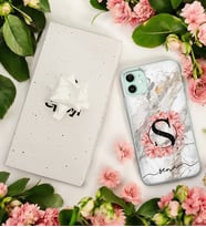 Beyaz Mermer Çiçekli Harf Tasarımlı Kişiye Özel Şeffaf Telefon Kılıfı (Tüm Telefon Modelleri Mevcuttur.) - Hediye Kutulu