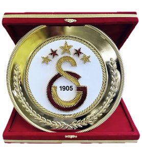 Kişiye Özel İsim Yazılı Galatasaray Logolu Altın Tabak Plaket - Kırmızı Kutulu Taraftar Hediyesi