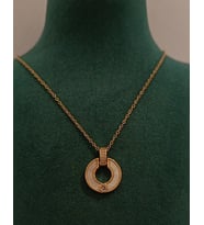 Monalisa Home Lüks Gold Renk Yuvarlak Beyaz Taş Figürlü Gösterişli Kolye