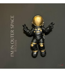 Astronot Figürü – Uzay Temalı Ev Dekoru – Barış İşareti Pozu–Modern ve Şık- Mükemel orijinal tasarım (Siyah)