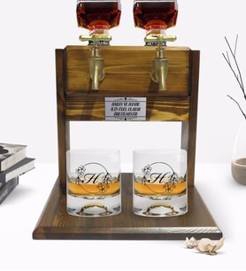 BK Gift Kişiye Özel Renkli Baskılı Baş Harf İsim Tasarımlı İkili Viski Bardağı ve Çift Musluklu Doğal Ahşap Viski Standı-5 (Model 1)