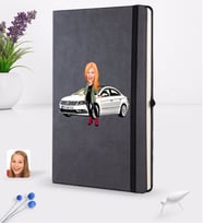 BK Gift Kişiye Özel Plakalı Kadın Volkswagen Passat Karikatürlü Siyah Termo Deri Defter 16x24cm Model 1