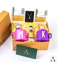 Kişiye Özel Hediye Seti- Mor Çay-Kahve Fincanı - Pembe Çay-Kahve Fincanı - Damla Kolye -  Cam Mini Mor Mum - Cam Mini Pembe Mum - 2 Adet Mimosa Pratik Filtre Kahve - 1 Adet Eyüp Sabri Tuncer El Kremi Özel Tasarım Hediye Kutusu