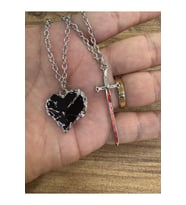Siyah Gotik Kalp ve Kırmızı Kılıç Figürlü Haç İkili Kolye – Unisex, 60 cm Zincirli Şık Tasarımı