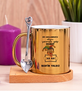 Kişiye Özel Biz Akıllanmayız Tasarım Esprili  Ahşap Altlıklı Gold Kupa Bardak