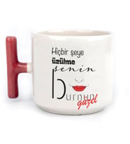 Hiçbir Şeye Üzülme Senin Burnun Güzel Baskılı Kırmızı Kulplu T Kupa