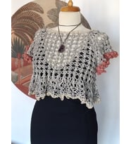 Hippybutik Kırçıllı Bej Ajurlu Tığ Işi Tasarım Crop Bluz