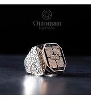 Koruma Dualı Kufi Hat Yazılı Gümüş Erkek Yüzük