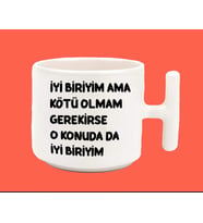 İyi Biriyim Ama Kötü Olmam Gerekirse Espirili T Kulplu Baskılı Kupa Bardak
