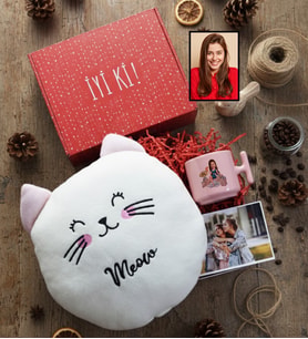 Kişiye Özel Karikatürlü Paris Aşığı Arkadaşa Hediye Hediye Kutusu - Kişiye Özel T Pastel Kupa, Peluş Yastık, Fotoğraf 1 Adet Doğum Günü Hediyesi