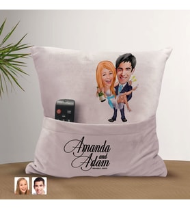 BK Gift Kişiye Özel Evleniyoruz Karikatür Tasarımlı Organizer Kumanda ve Atıştırmalık Cepli Pembe Kırlent Yastık-4 Arkadaşa Hediye, Cepli Yastık