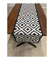Siyah Beyaz Desenli Runner Örtüsü 40 X 140