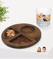BK Gift Kişiye Özel Evleniyoruz Karikatürlü Viski Bardağı ve Doğal Masif Ahşap Ceviz Yuvarlak Sunum Tabağı Çerezlik Hediye Seti-2