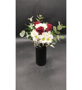 Siyah Polimer Vazoda Beyaz Papatyalar & Kırmızı Güller