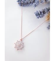 beyaz taşlı çiçekli gümüş kolye (Rose)