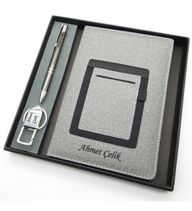 Signator® Codex  N134 Kişiye Özel Defterli Set - İsme Özel Gri Kalem + İsme Özel Gri Defter + İsme Özel Anahtarlık İsme Özel Kutusunda Hediyelik Set (Karışık)
