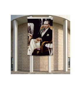 Koltukta Oturan Atatürk- Takım Elbiseli Atatürk Poster Bayrak Premium Raşel Kumaş ATA25 2x3m