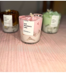 Buzlu Çilekli Latte Mum – Sahte Çilekli İçecek – El Yapımı Soya & Jel Mum