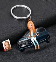 BK Gift Kişiye Özel Kadın TOGG Figürlü Plakalı Ahşap Karikatür Anahtarlık, TOGG Anahtarlık, TOGG, Araç Anahtarlık-1