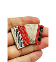 Akordeon Figürlü Broş