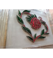 KIRMIZI GÜLLÜ YEŞİL YAPRAKLI KALP ŞEKLİNDE FİLOGRAFİ TABLOSU (Kırmızı - Bordo - Yeşil)