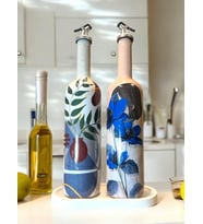 El yapımı Mavi Çiçekli Kız Desenli Sunum Stantlı 75 ml Zeytinyağı Sıvıyağ Şişesi Yağdanlık 2 li set