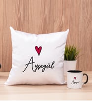 Kişiye Özel İsim Yazılı Minik Kalpli Kare Yastık ve Siyah Kupa