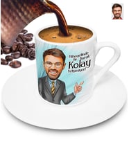 Nihayetinde Kolay Yetişmiyor Kişiye Özel Karikatürlü Türk Kahvesi Fincanı (Beyaz)